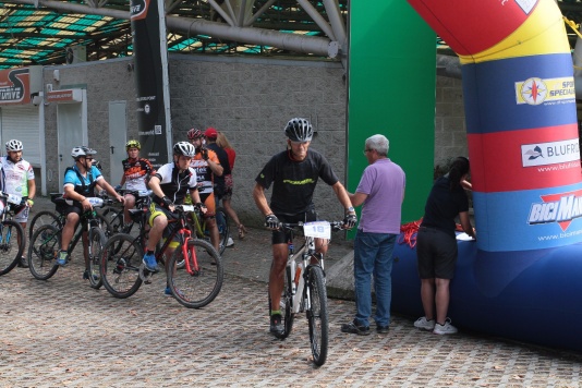 LAUTODROMO OSPITA IL RALLY IN BICICLETTA